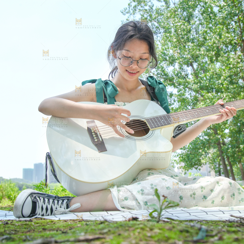 女孩正在弹吉他