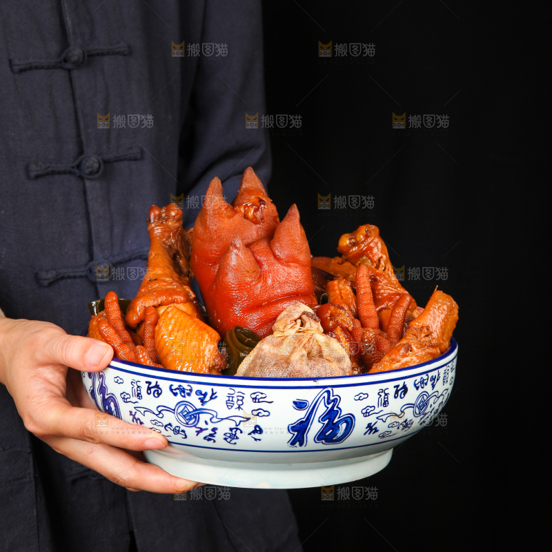 汤碗里装着卤猪蹄和鸡腿
