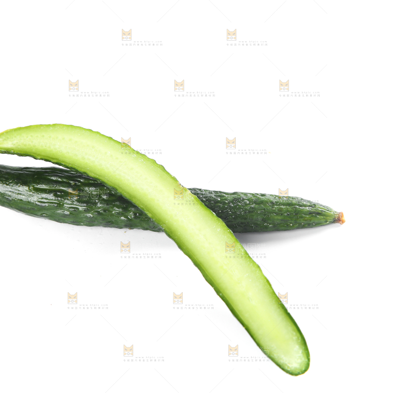 白底上摆放着新鲜黄瓜妞