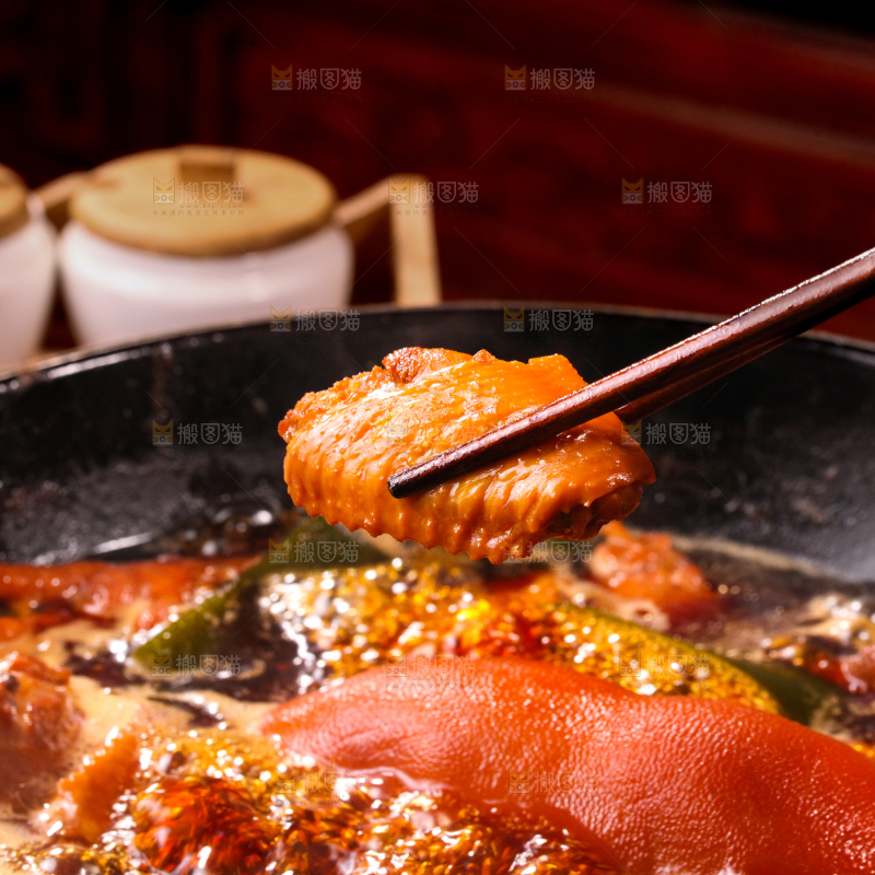 锅里装着正在卤鸡中翅