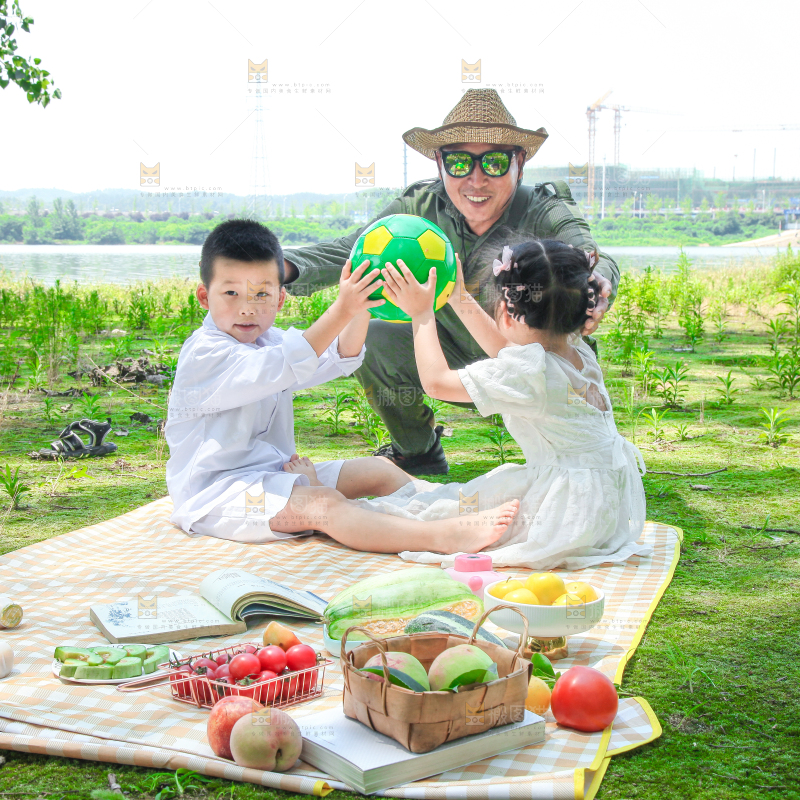 小孩子正在游玩