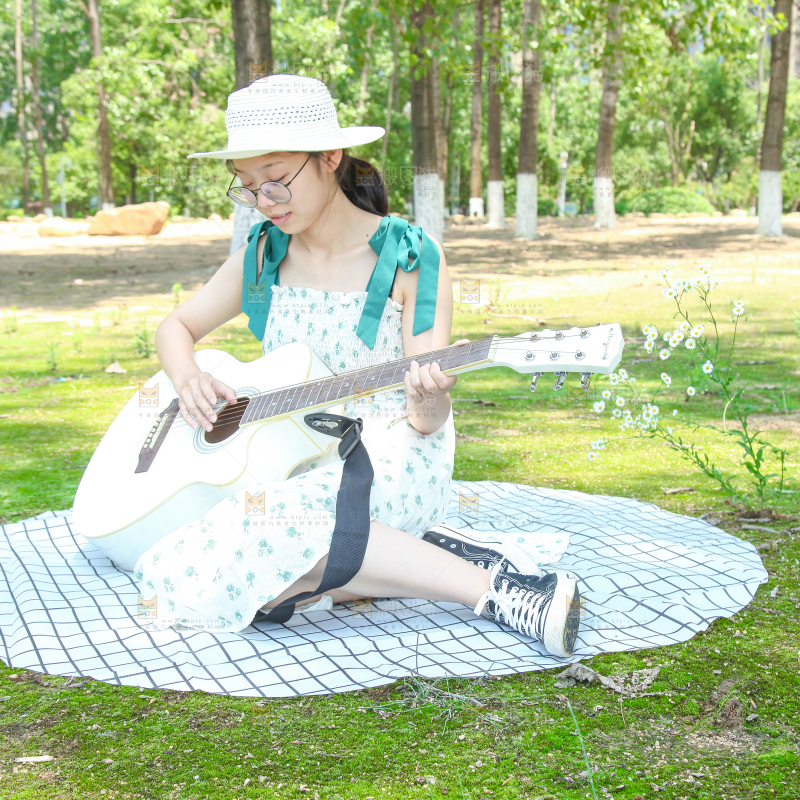 女孩正在弹吉他