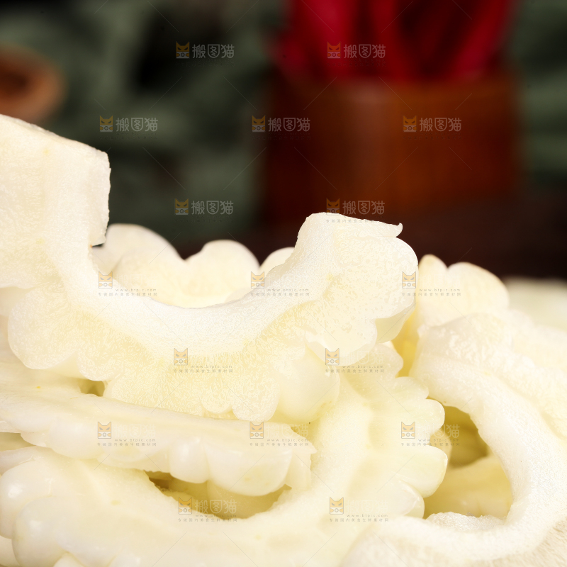 摆放着一堆切好的苦瓜