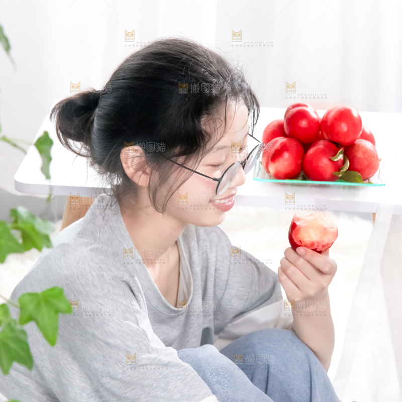 女孩手里拿着水果