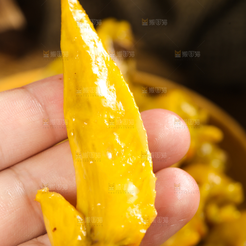 手里拿着盐焗鸡翅