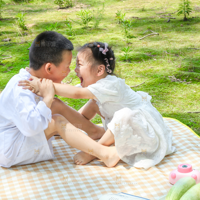 小孩子正在游玩