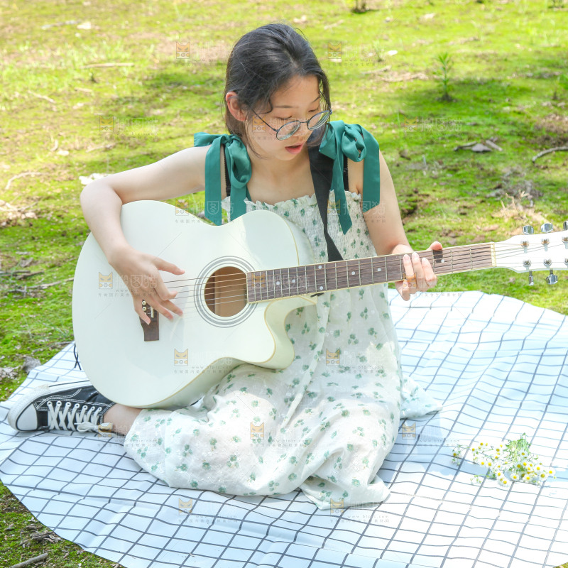 女孩正在弹吉他