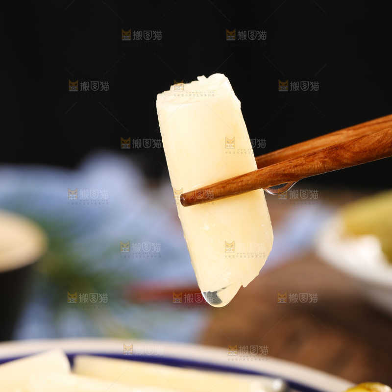筷子夹着泡藕带