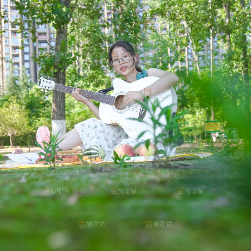女孩手里拿着吉他