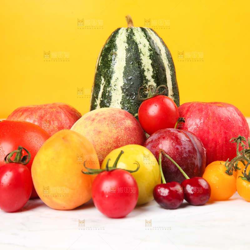 浅底上摆放着水果组合