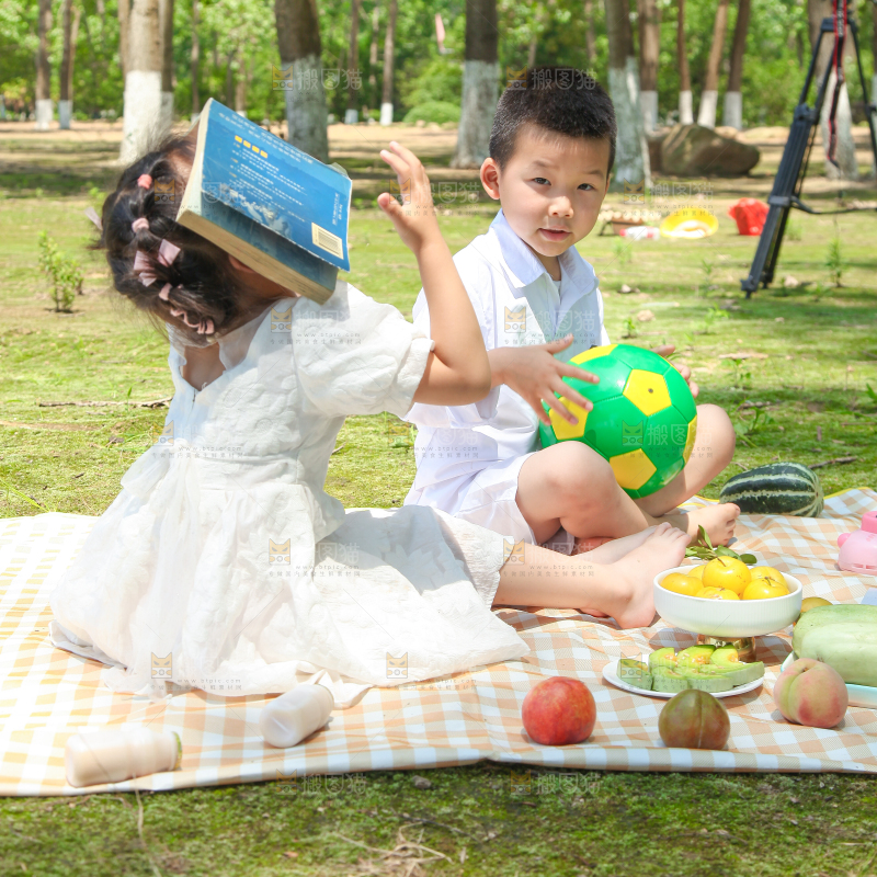 小孩子正在游玩