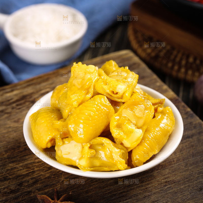 盘子里装着鸡脚筋