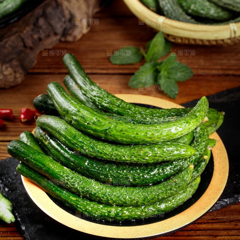 碟子里装着黄瓜仔