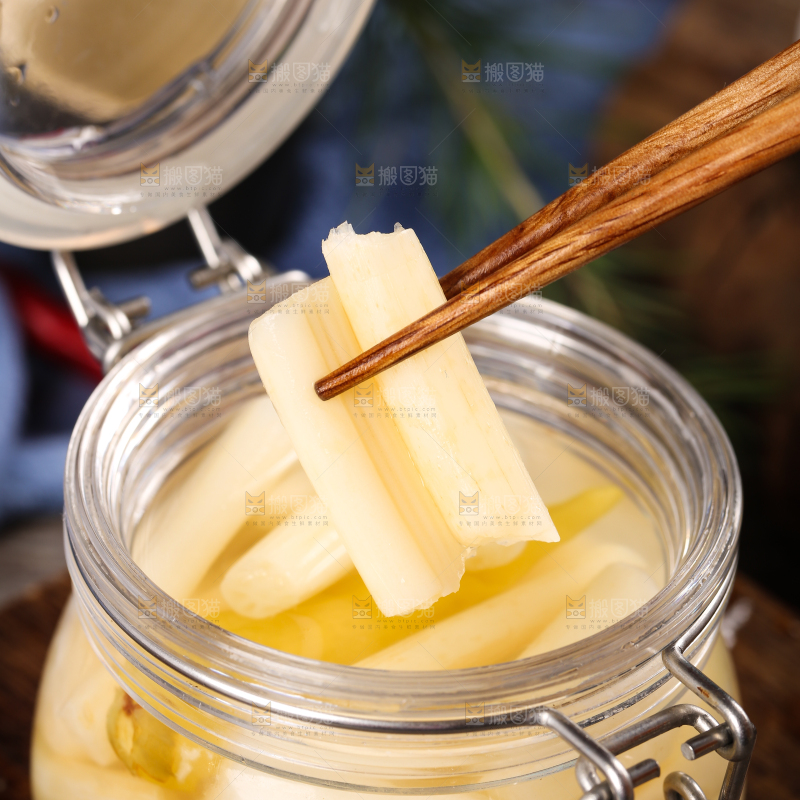 瓶子里装着酸辣藕带