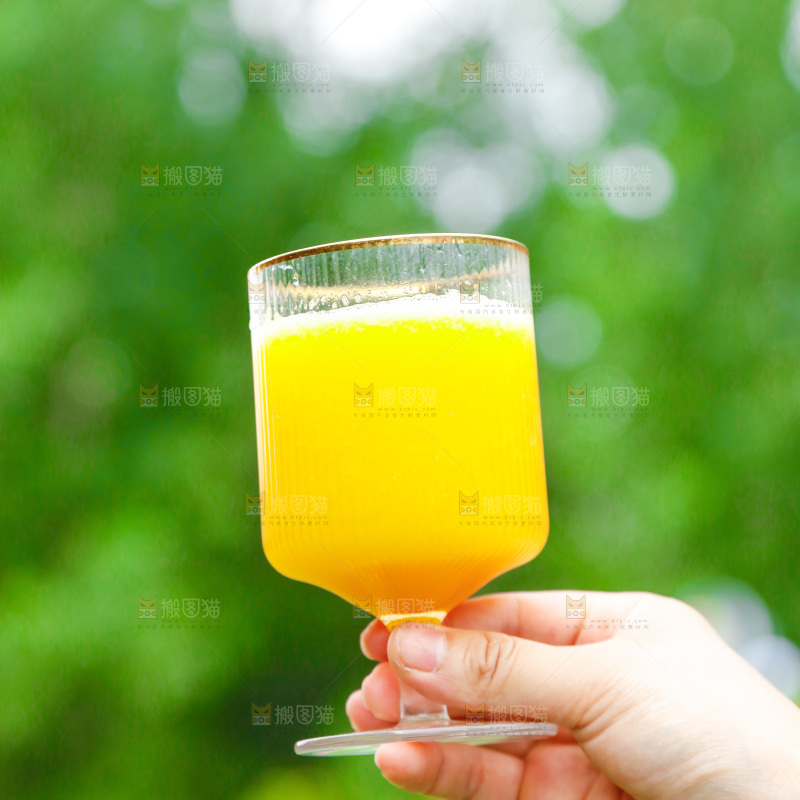 手里拿着一杯芒果汁