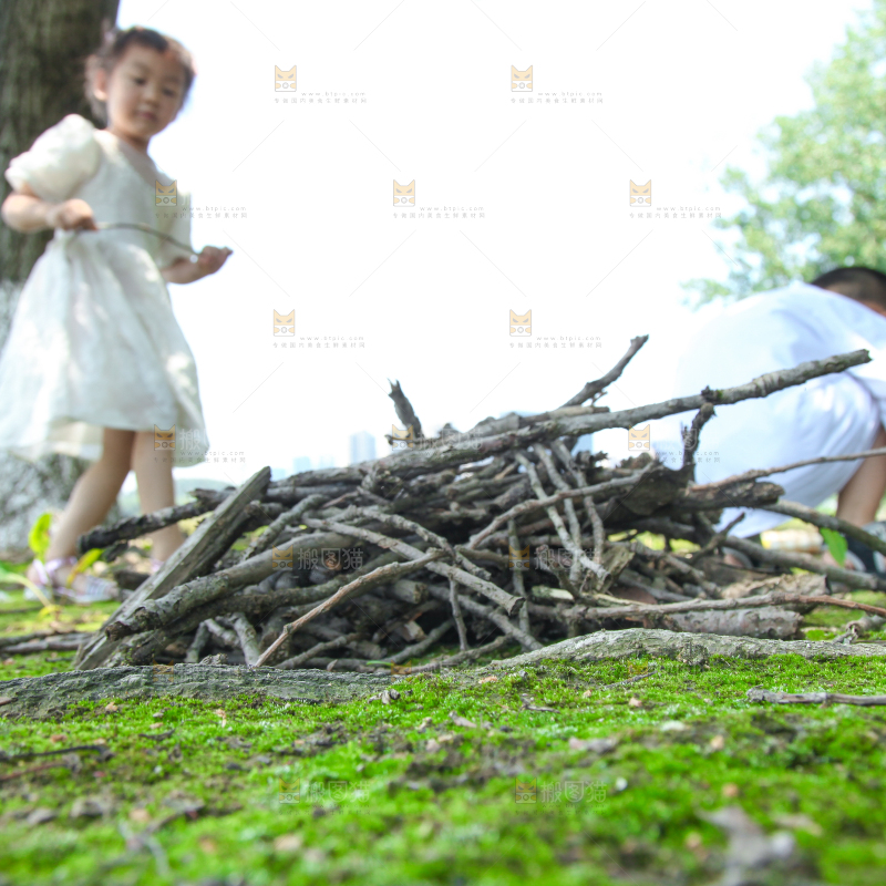 小孩子正在玩耍