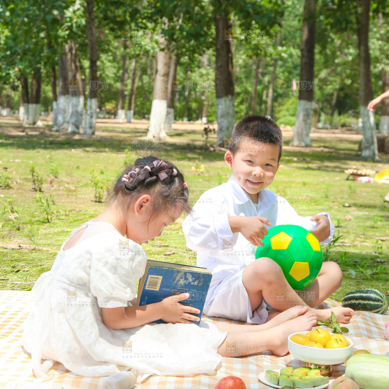 小孩子正在游玩