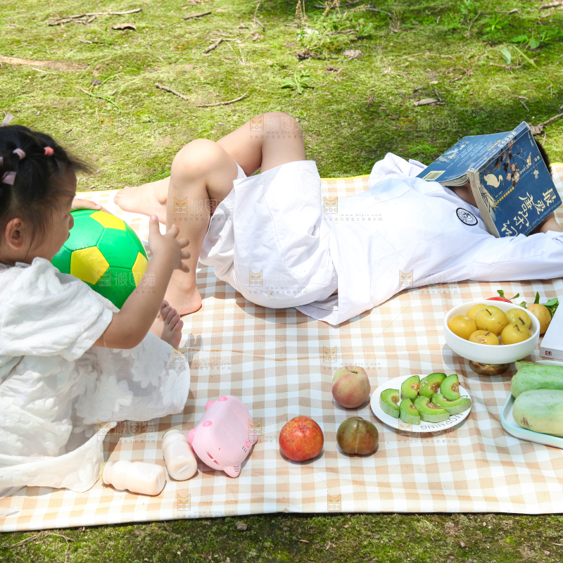 小孩子正在游玩