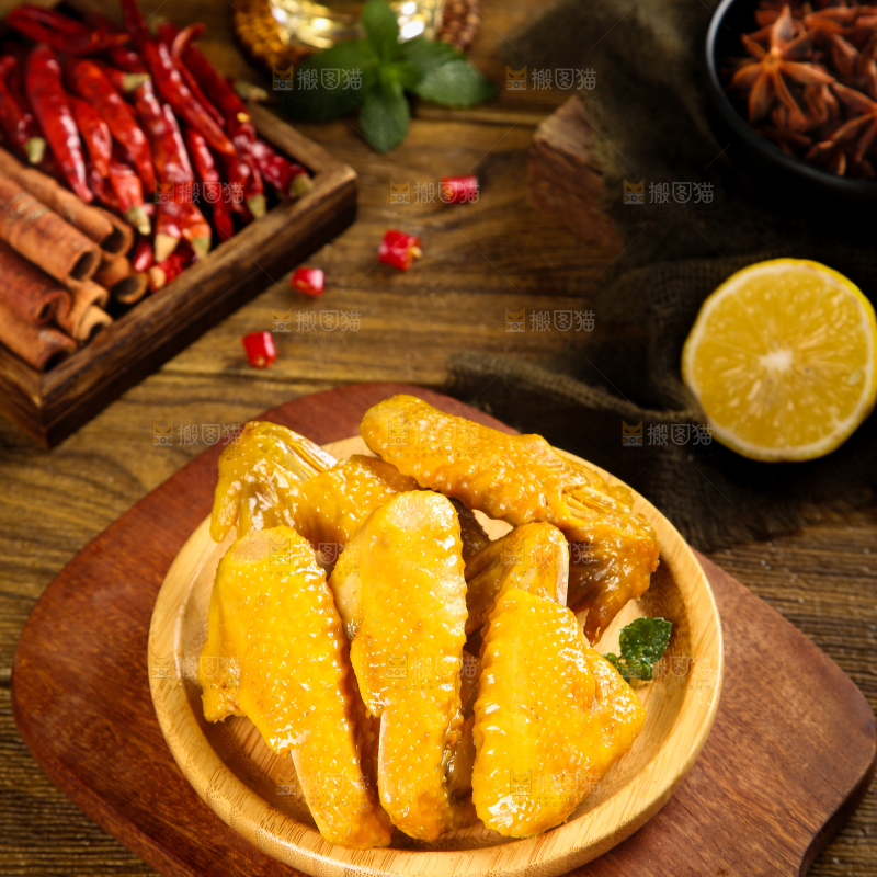 盘子里装着盐焗鸡翅