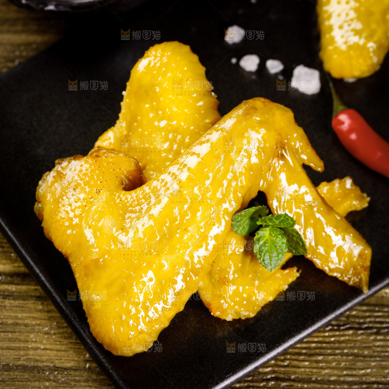 盘子里放着盐焗鸡翅