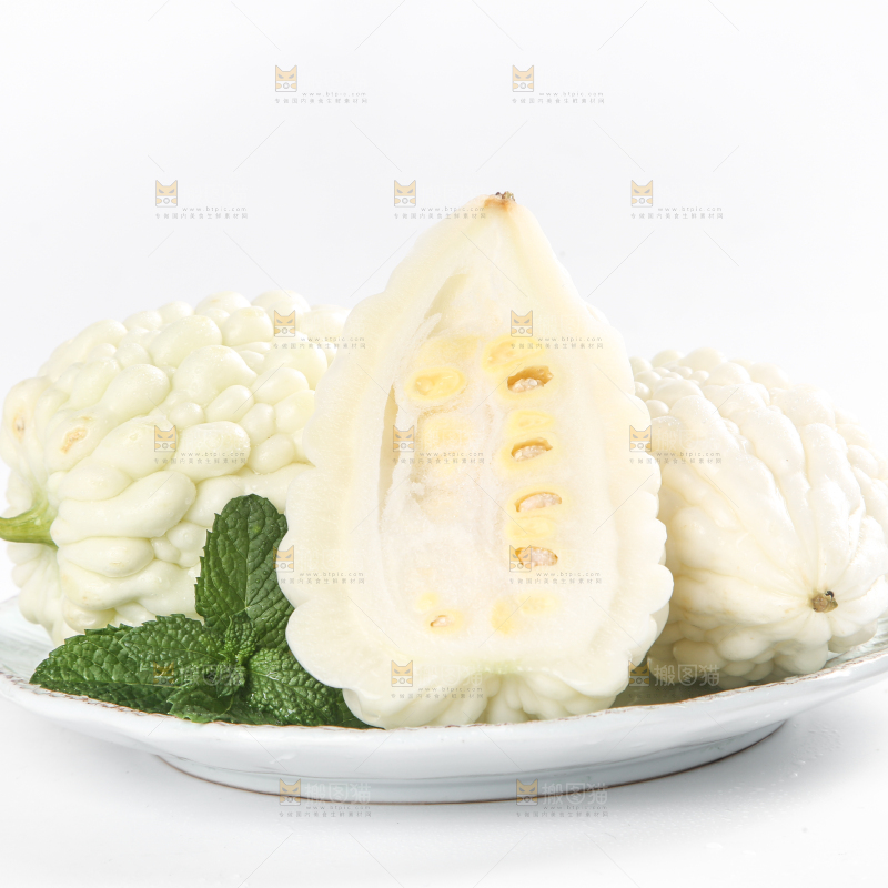 盘子里装着苹果苦瓜
