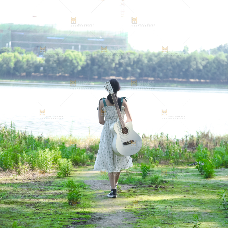 女孩背一把着吉他
