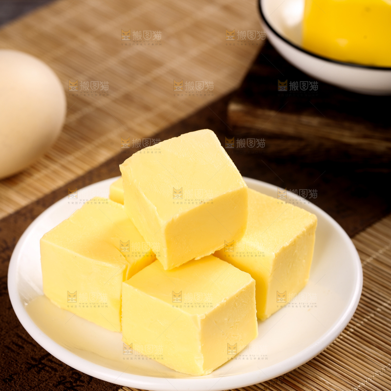 碟子里装着发酵黄油