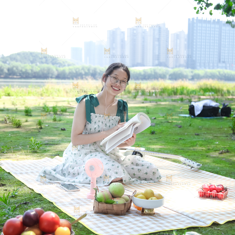 女孩子正在看书