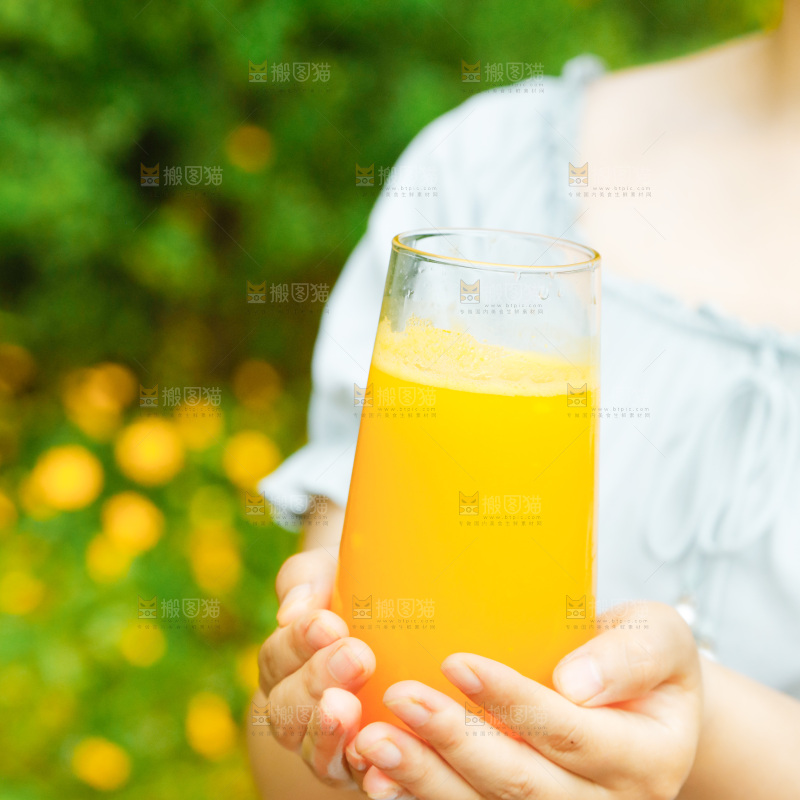 手里拿着一杯芒果汁