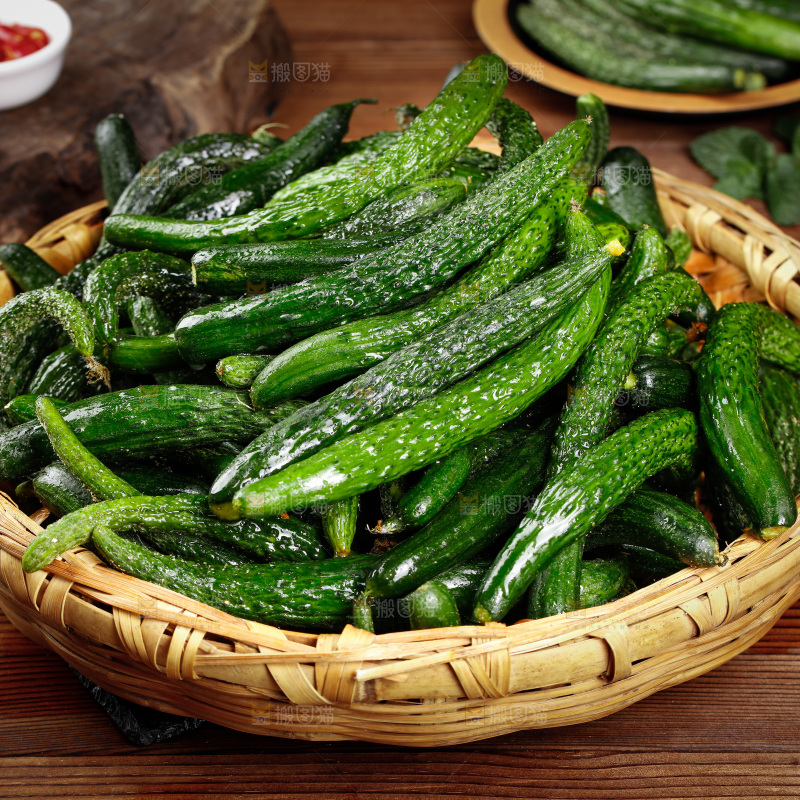 篮子里装着黄瓜妞