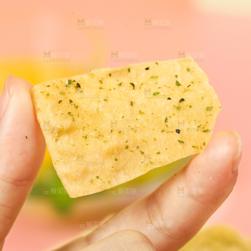 手里拿着薯片