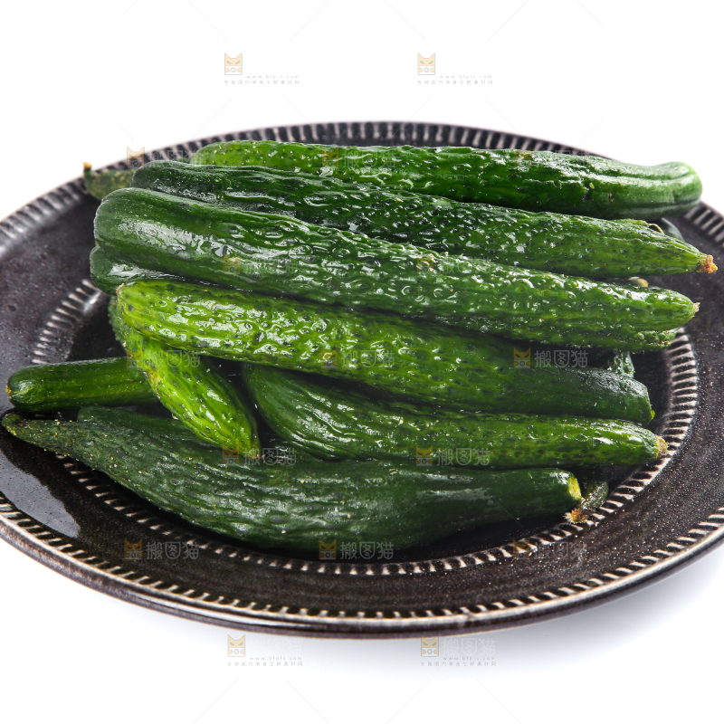 碟子里装着黄瓜仔