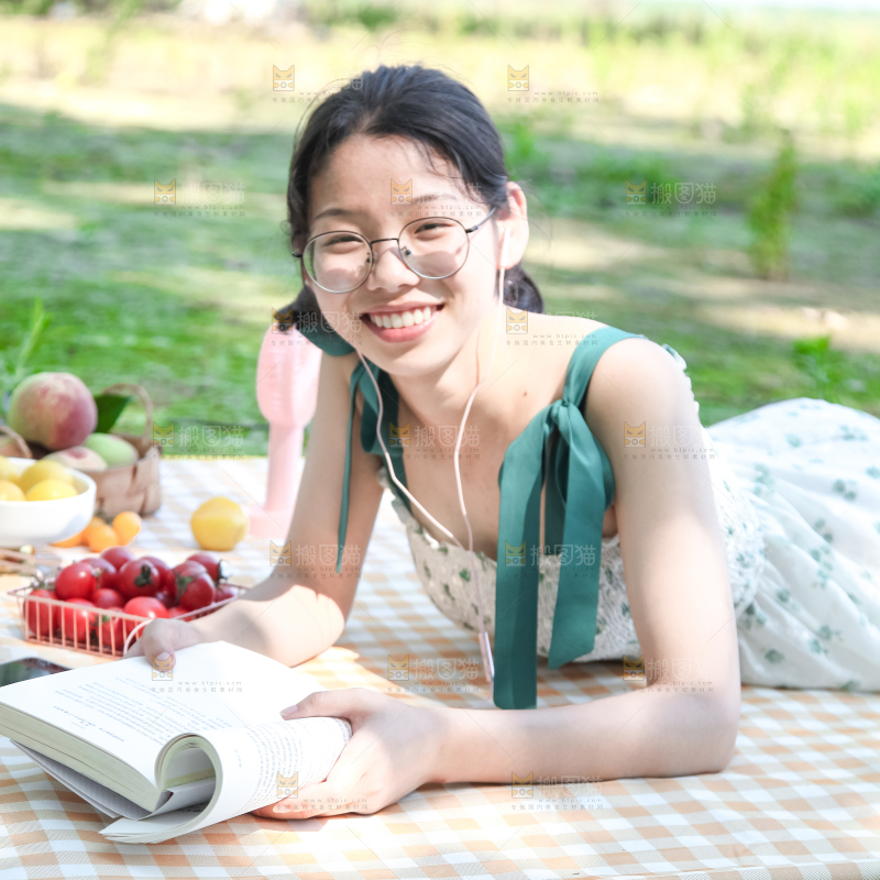 女孩子正在看书