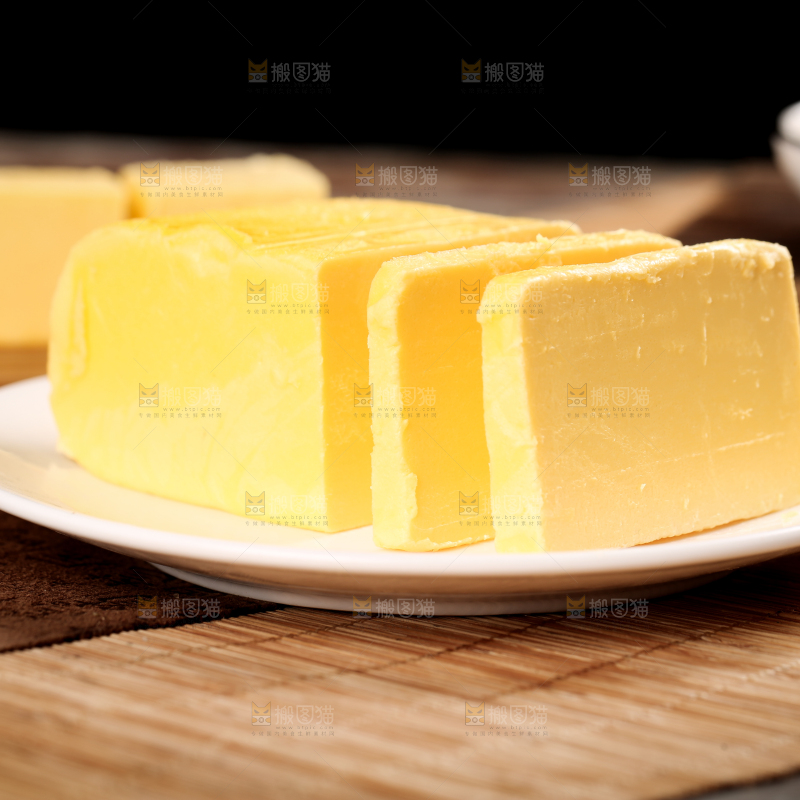 盘子里装着无盐黄油
