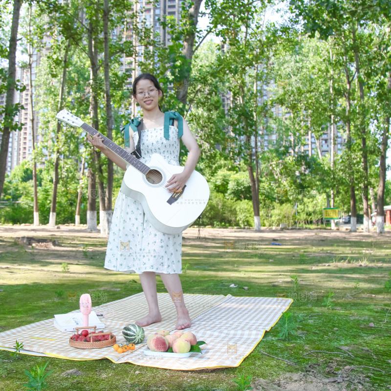 女孩手里拿着吉他
