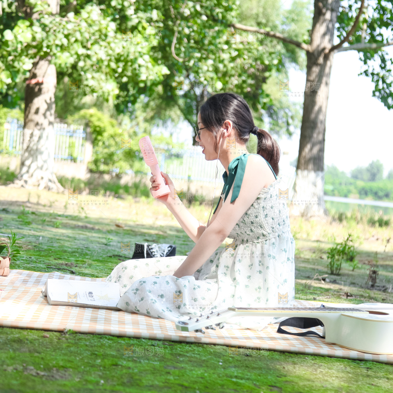 女孩正在玩耍