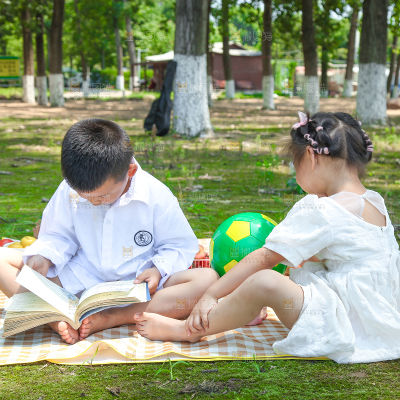小孩子正在游玩