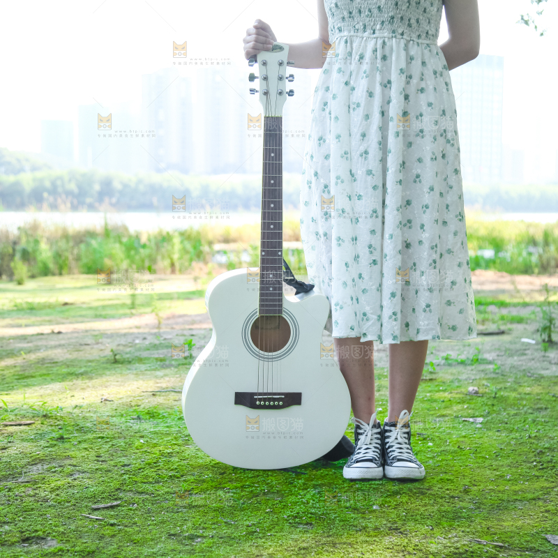 女孩子手里拿着吉他