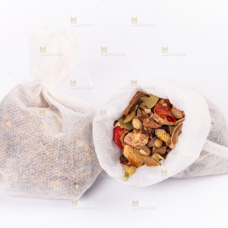 白底上摆放着卤肉料包