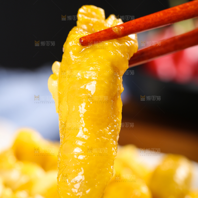 筷子夹着一块鸡脚筋