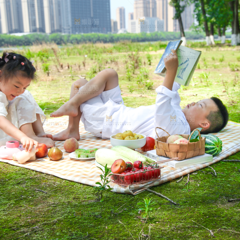 小孩子正在游玩