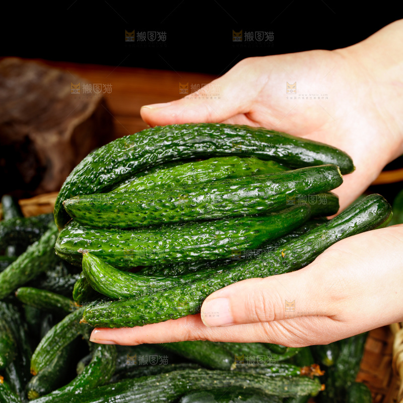 手里拿着小黄瓜仔