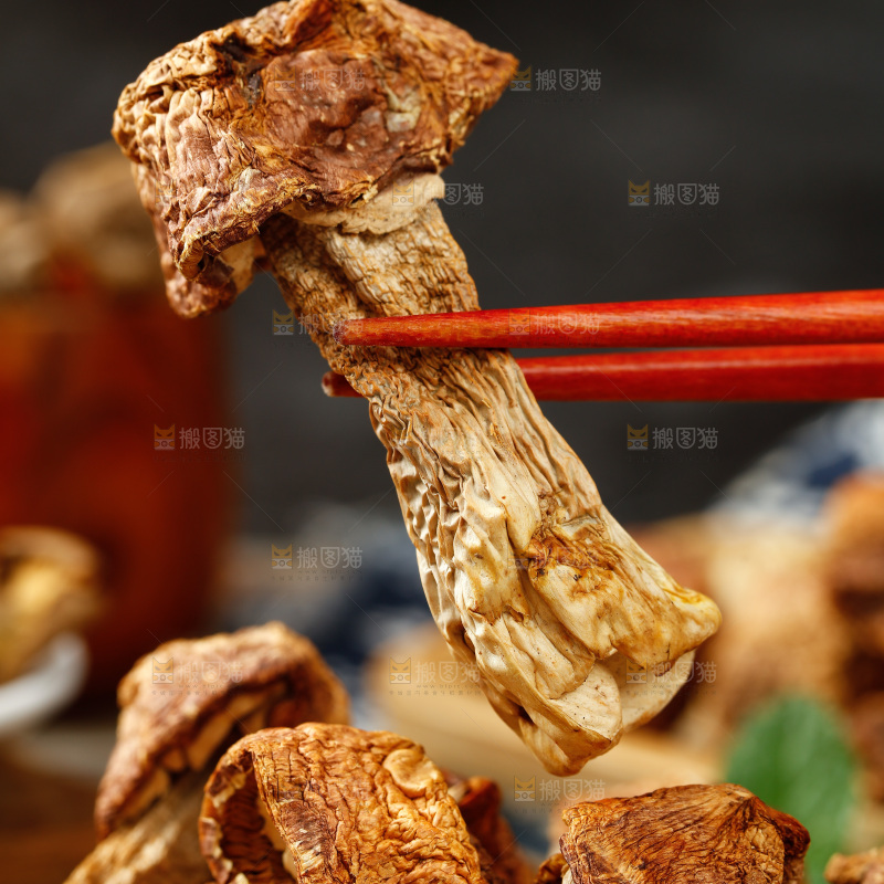 筷子夹着姬松茸