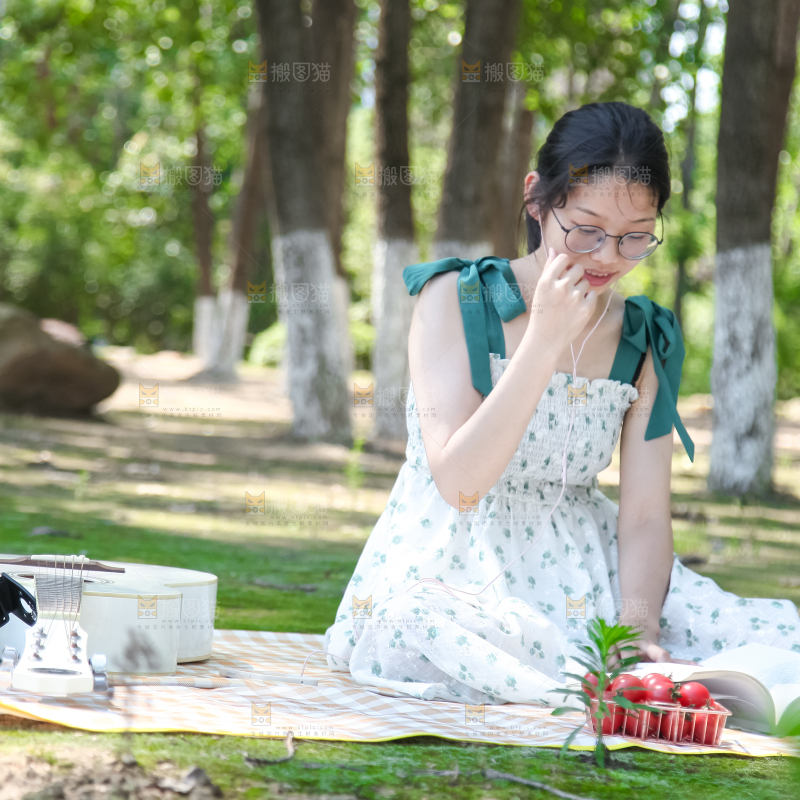 女孩子正在看书