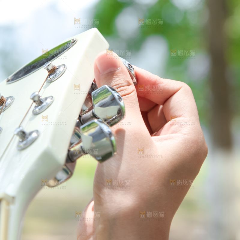 女孩正在弹吉他