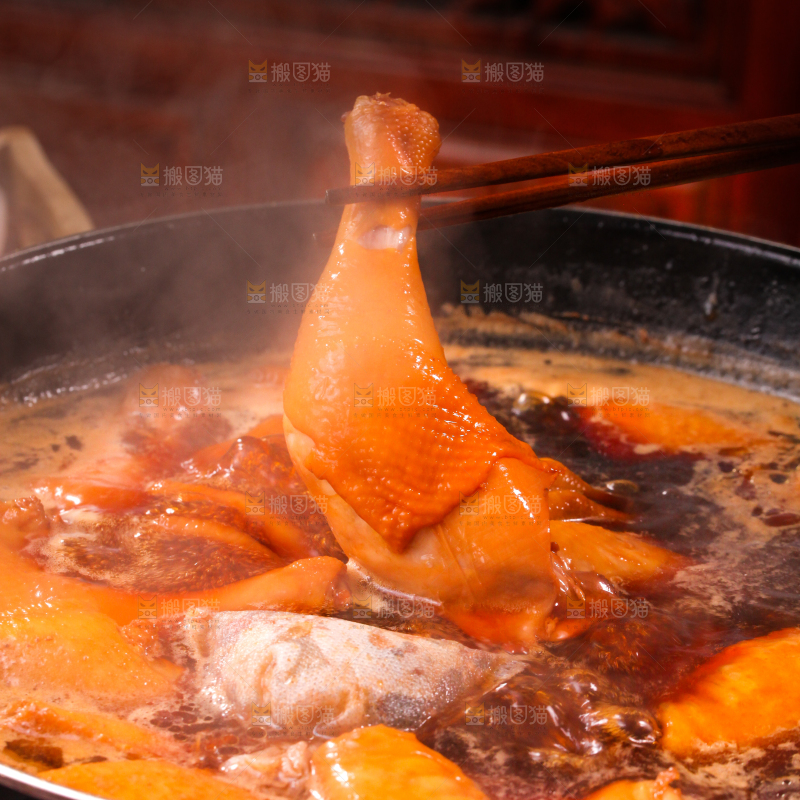 锅里装着正在卤鸭腿
