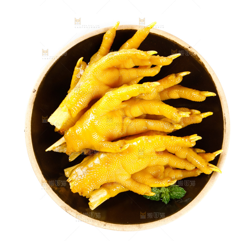盘子里装着盐焗鸡爪