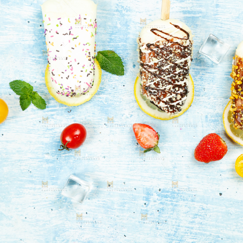 浅底上摆放着雪糕和水果