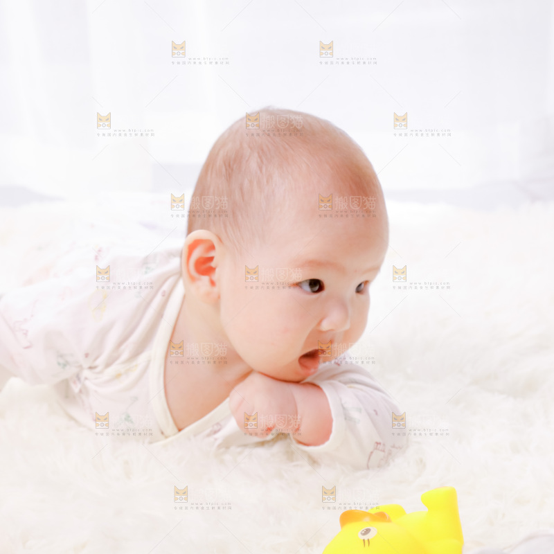 毛毯上躺着一名婴儿