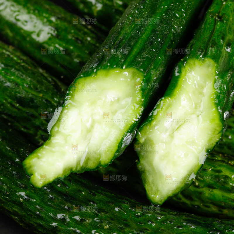 摆放着一堆的黄瓜仔